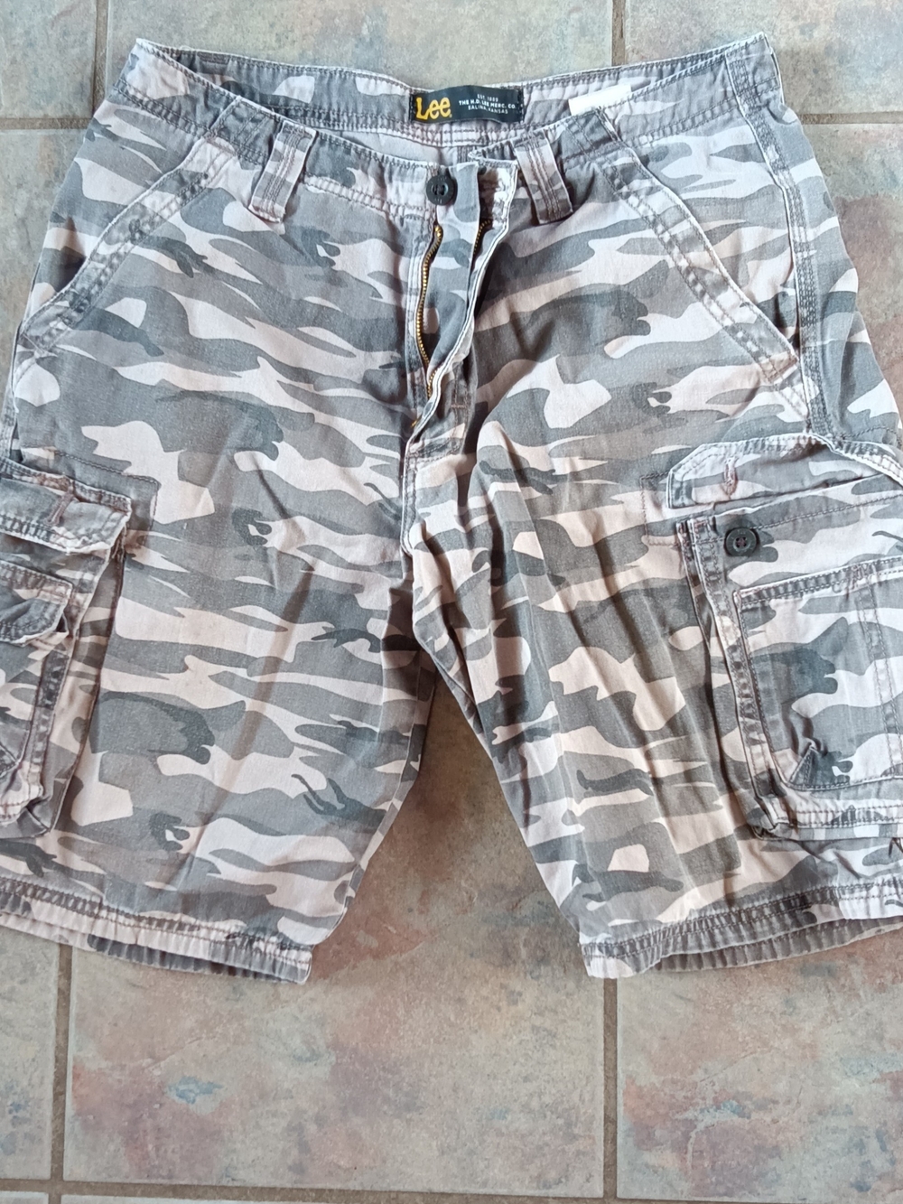 Lee Men's Gray Camo Cargo Shorts